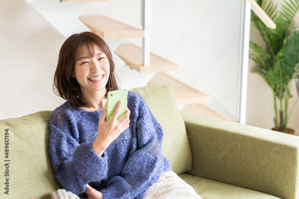 スマホを見る若い女性 スマホを見る若い女性