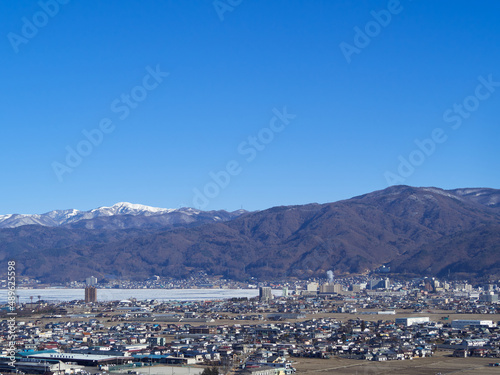 1月下旬（冬） 結氷した諏訪湖と諏訪市街の風景 長野県諏訪市 © Nagawa