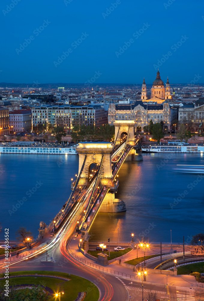 Fototapeta premium Szechenyi chain bridge and Basilica of St. Stephen in Budapest. Hungary