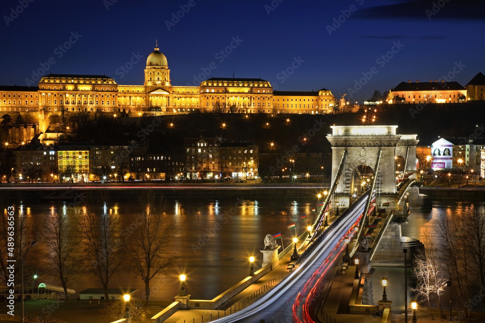 Fototapeta premium Szechenyi Chain Bridge and Royal Palace in Budapest. Hungary