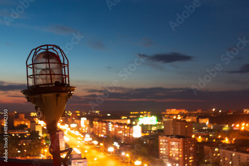 signal light on the roof of the house, the red light is off, night city