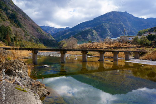 Wallpaper Mural 清流穴吹川と潜水橋(徳島県美馬市) Torontodigital.ca
