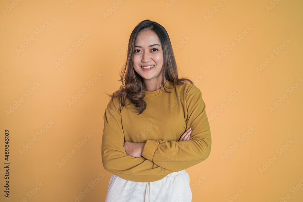 Obraz premium young asian woman stand with crossed hands on isolated background