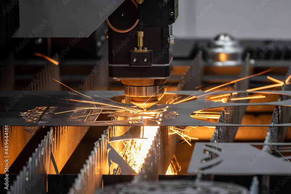 Close up scene fiber laser cutting machine cutting machine cut the metal  plate. foto de Stock | Adobe Stock