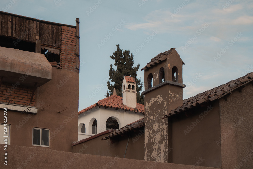 Fototapeta premium Arquitectura Méxicana y latinoamericana vieja, hotel de pueblo, hoteles turistas para pueblo/rancho antiguo en el poblado típico cultural mexicano, chimeneas 