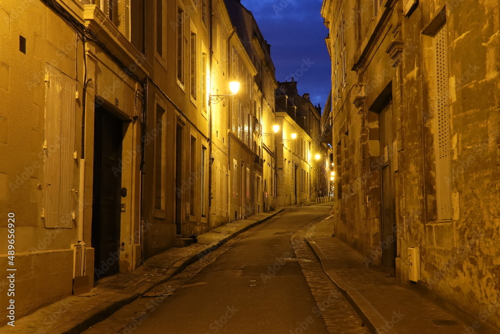 Rue typique la nuit, ville de Poitiers, département de la Vienne, France