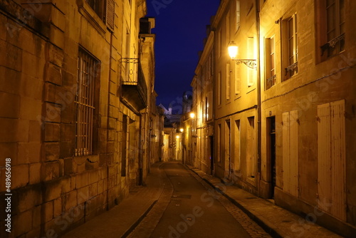 Rue typique la nuit, ville de Poitiers, département de la Vienne, France