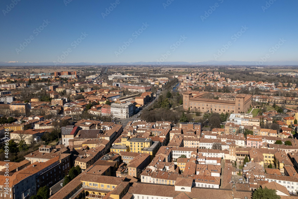 Panorama di Pavia dal drone con il Castello Visconteo