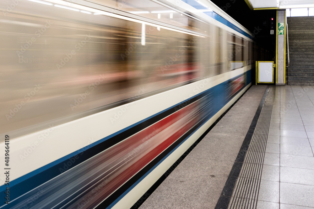 Obraz premium Train speeding through a station