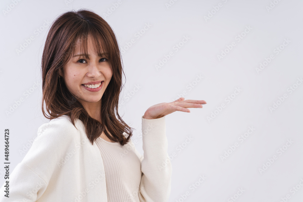 デニムを履いたカジュアルファッションの女性