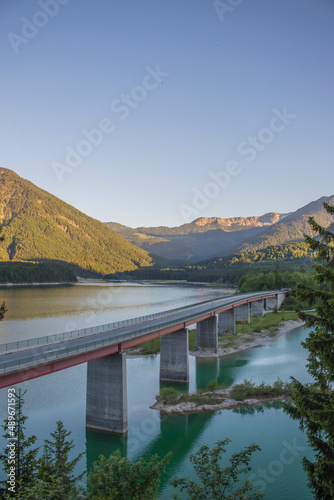 Br  cke   ber See mit Alpenpanorama