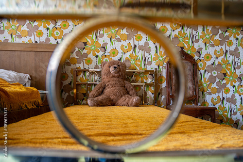 peluche ours brun sur lit d'enfant 