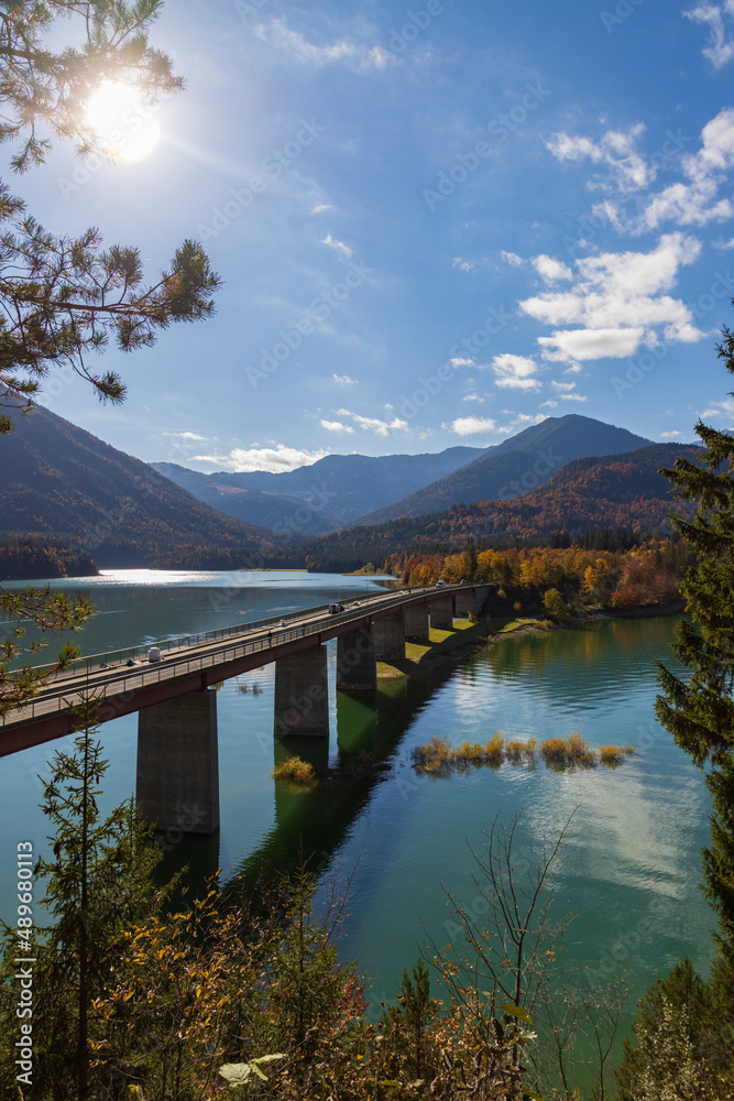 Brücke über See im Herbst