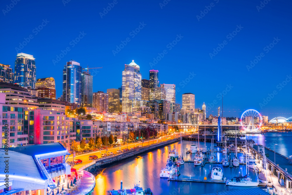 Fototapeta premium Seattle,Washington,usa. 10-03-17 : seattle skyline in waterfront area at night.
