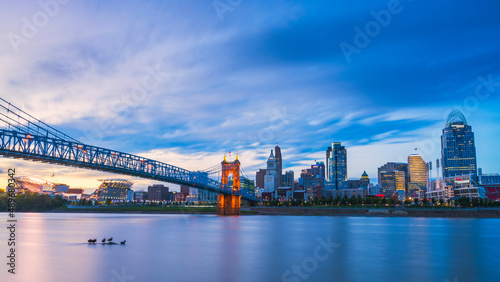 Valokuva beautiful cincinnati skyine at twilight,cincinnati,ohio,usa.