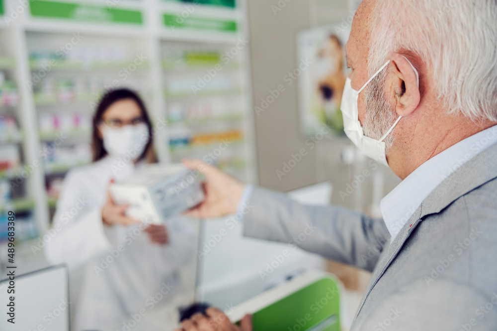 Obraz premium An old man getting his therapy at apothecary.