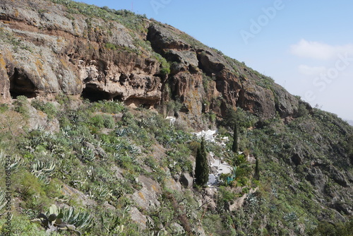 Felsenwand mit Höhlen auf Gran Canaria