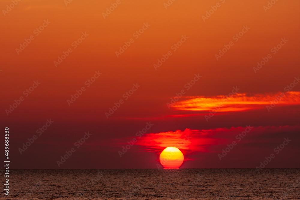 日本海の夕陽　初夏の石川の海