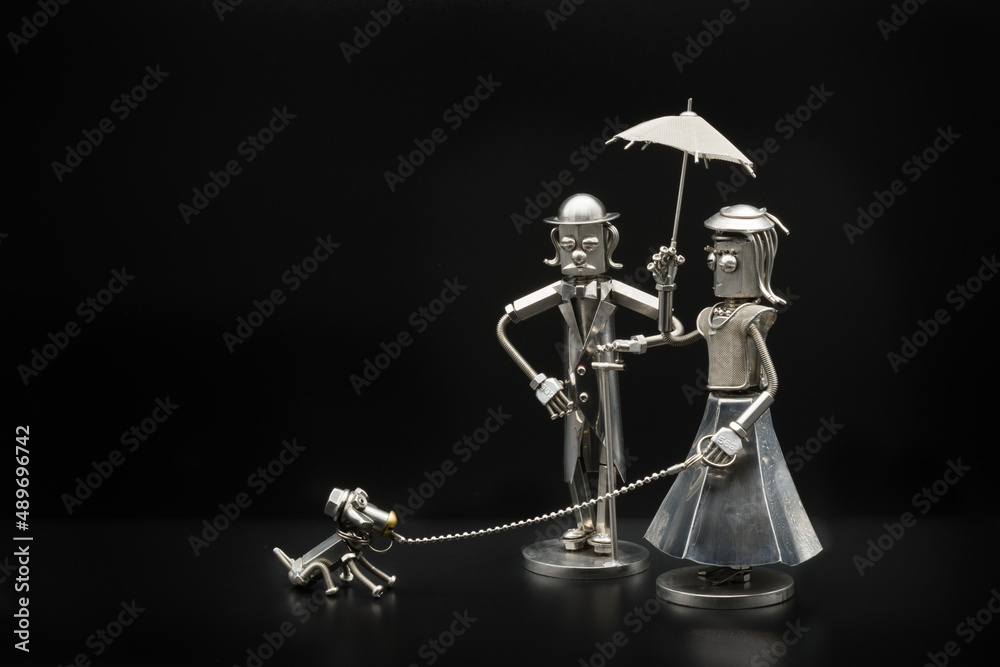 犬の散歩をする相合傘の紳士と淑女の模型・メタルフィギア