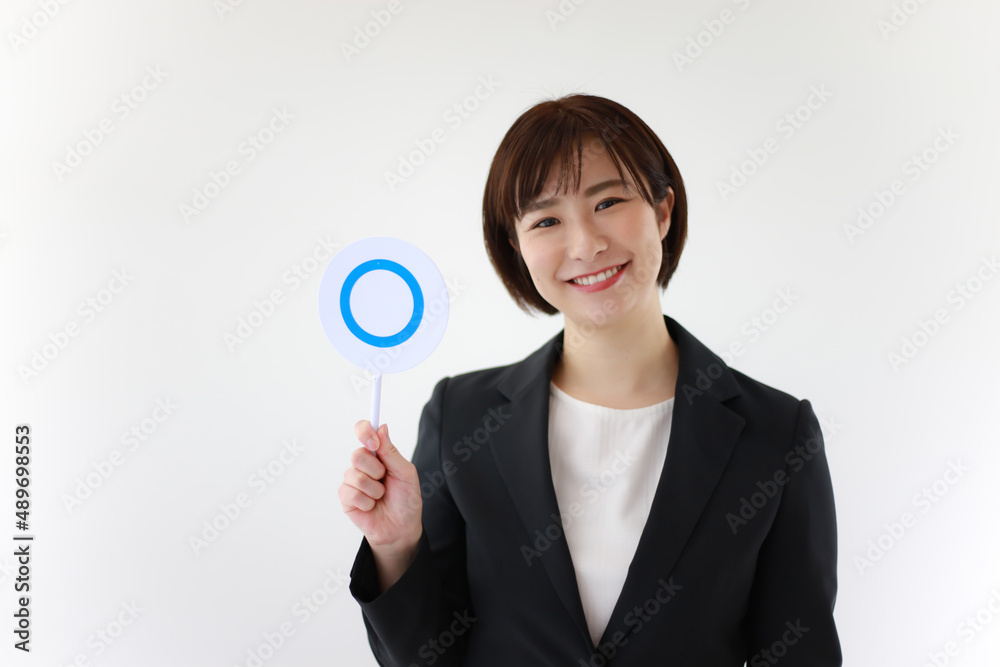〇札を持つ女性社員 〇札を持つ女性社員