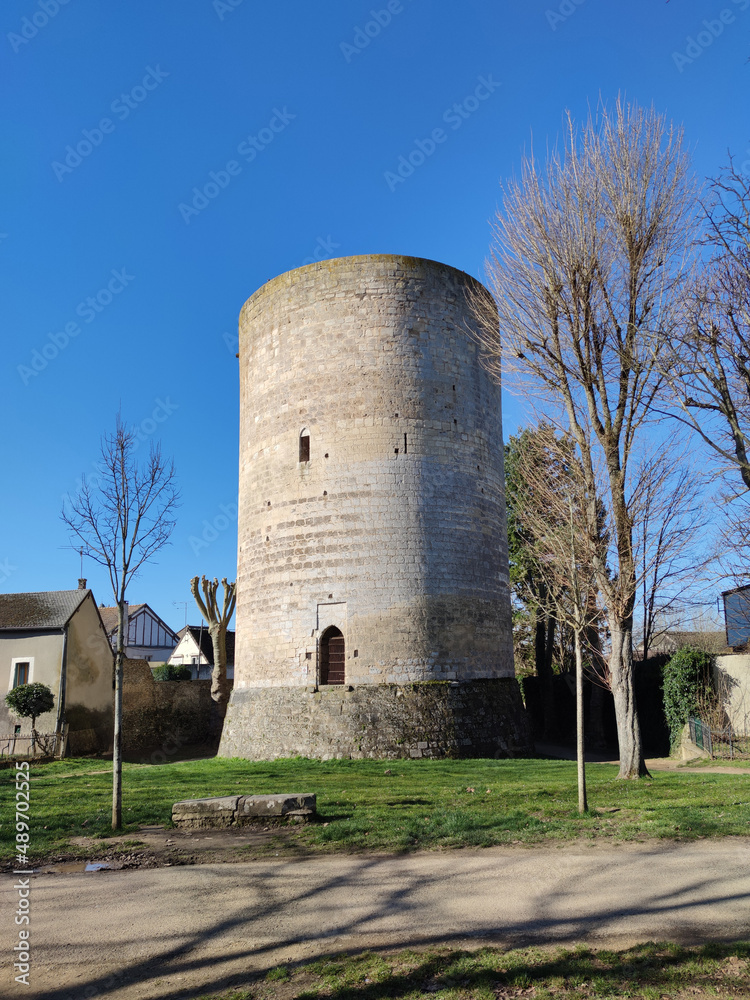« La Grosse Tour », donjon dont Philippe Auguste passa commande en 1205. Achevée en 1212, cette tour séparée des remparts et quasi imprenable est aussi le symbole de la puissance royale.