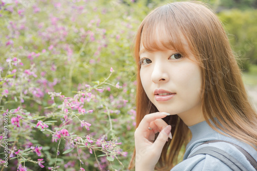 庭園と女性モデル © maito