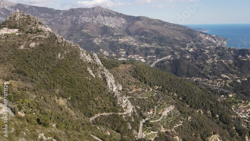 panorama sur les villages perchés et la Côte d'Azur jusqu'à la mer Méditerranée entre la France et l'Italie photo