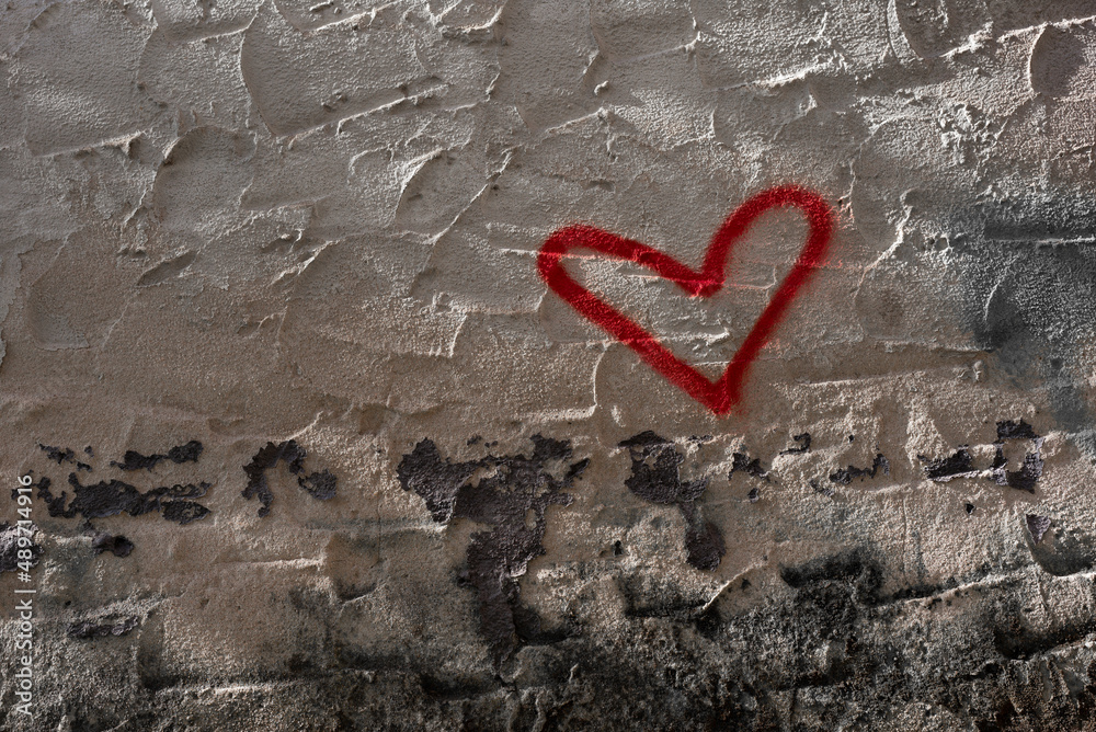 Graffiti-Herz an eine Wand gesprüht