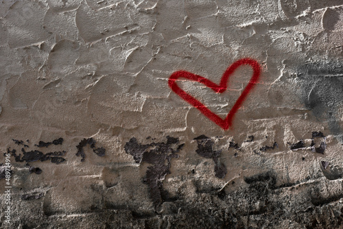 Graffiti-Herz an eine Wand gesprüht photo