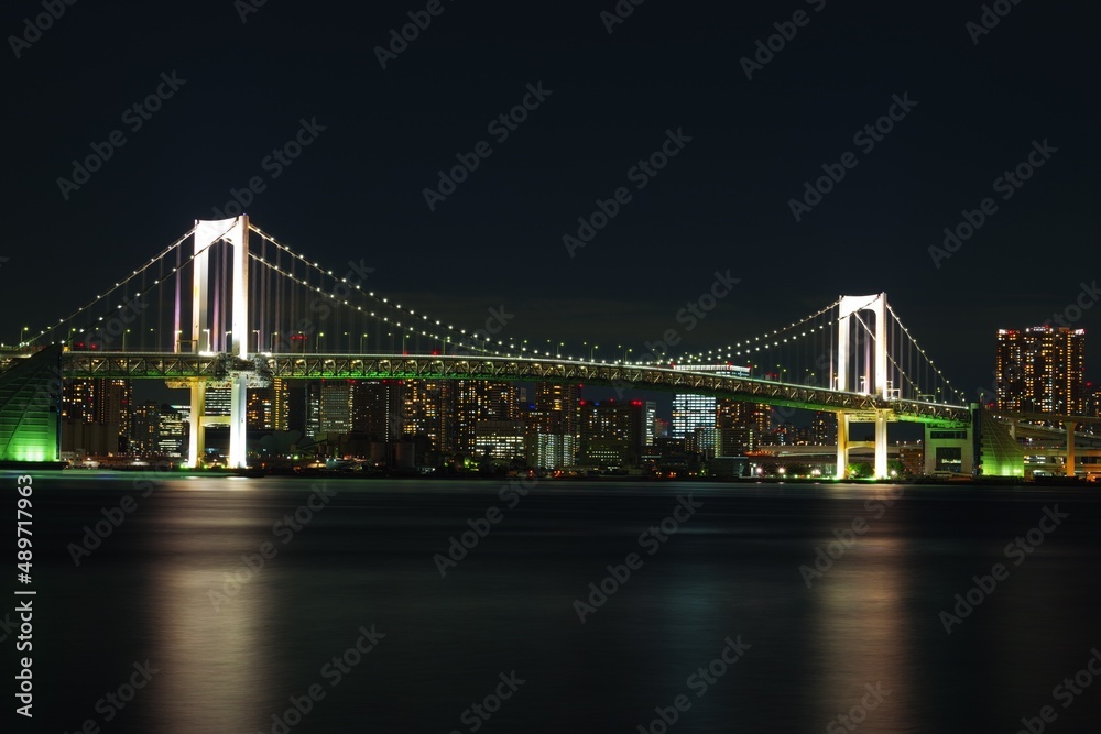 Obraz premium 都心の夜の橋が美しい