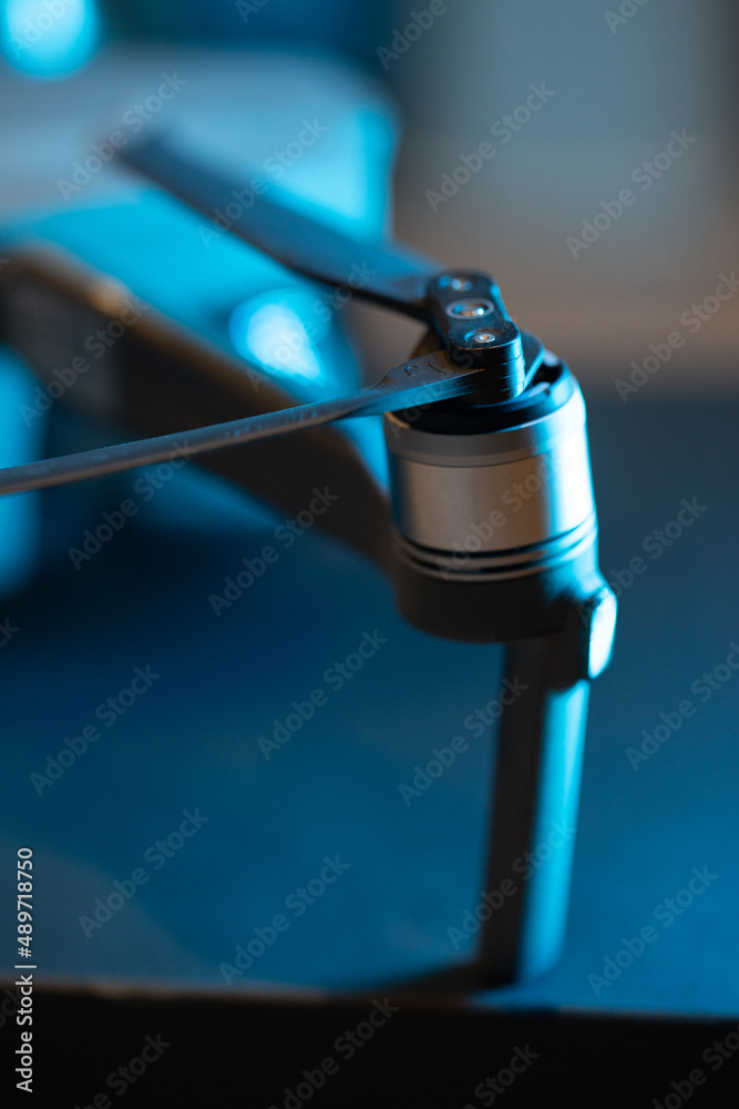 Obraz premium Close-up of the propellers and brushless motor of the Dji mavic 2 pro drone, diode fire. Repair and replacement of quadrocopter blades. Drone maintenance.
