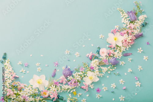 Fototapeta Naklejka Na Ścianę i Meble -  spring flowers on paper background