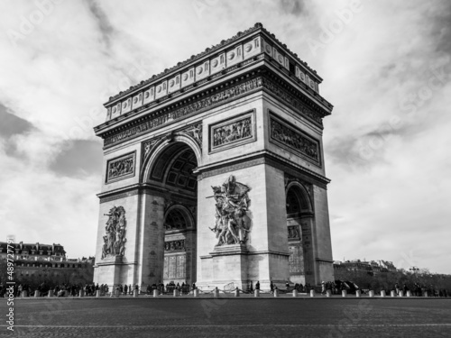 Obraz na płótnie Tourists visit the Arc de Triomphe in Paris w salonie