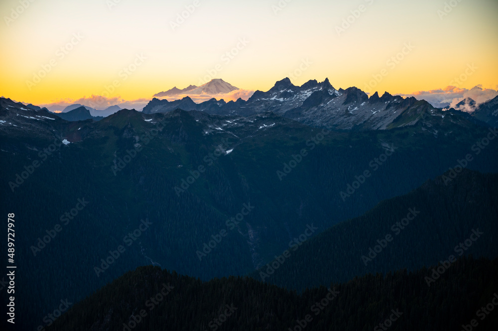 Obraz premium Mt Baker and The North Cascades at Sunset