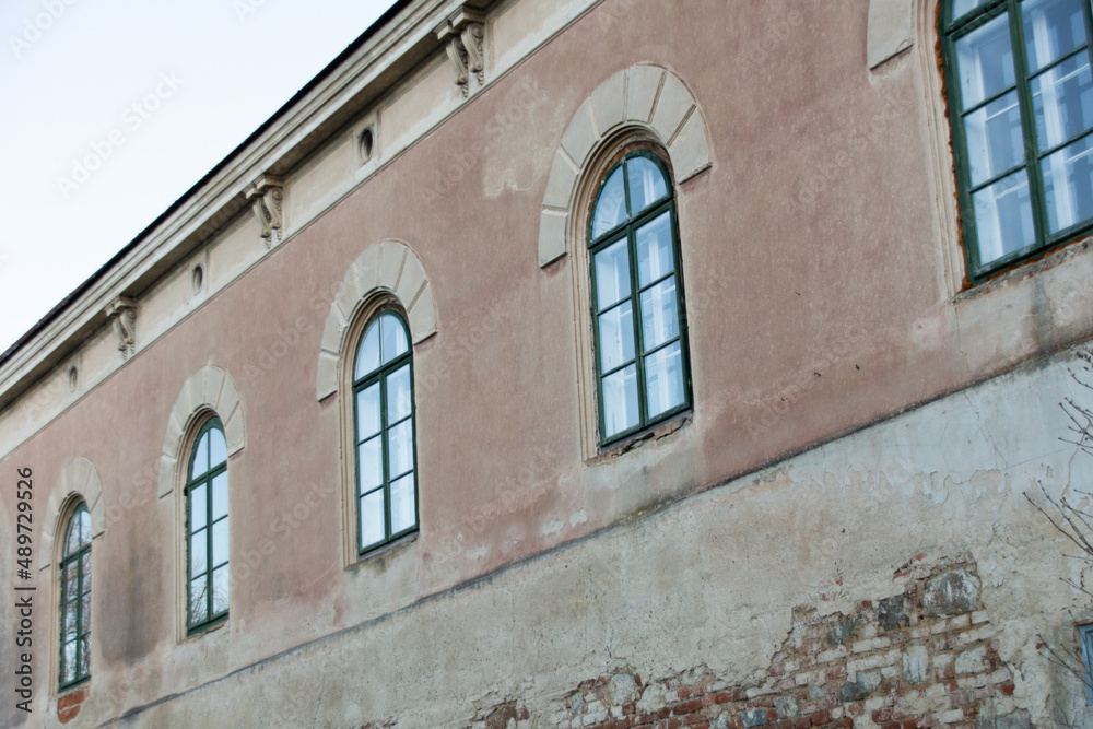 Obraz premium Altes Gebäude mit vielen Fenstern die oben abgerundet sind