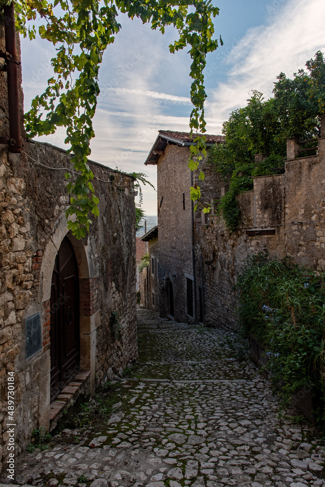 Gasse in der Altstadt von Sermoneta in Latium, Italien