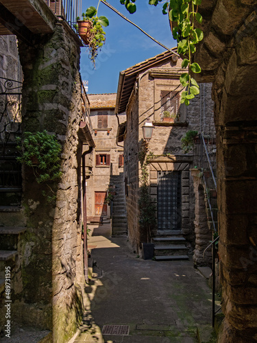 Gasse in der Altstadt von Bomarzo in der Region Lazio in Italien