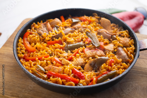 Fideua with chicken and peppers. Traditional Catalan recipe.