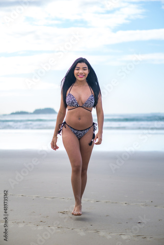 Foto brazilian woman in bikini on the beach during summer