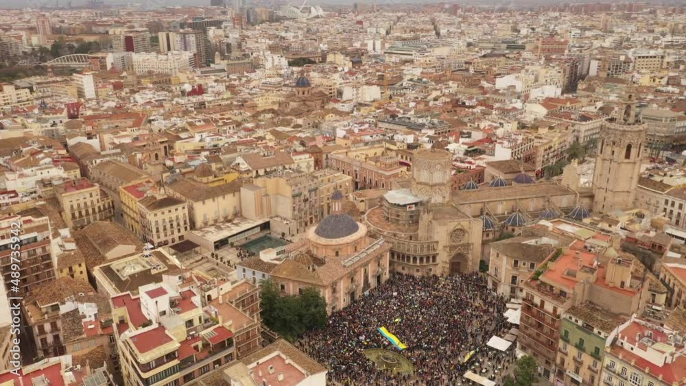 Manifestación por la paz, contra la guerra en Ucrania. Plaza de la Virgen, Valencia, España 27.02.2022 Manifestación por la paz, contra la guerra en Ucrania. Plaza de la Virgen, Valencia, España 27.02.2022