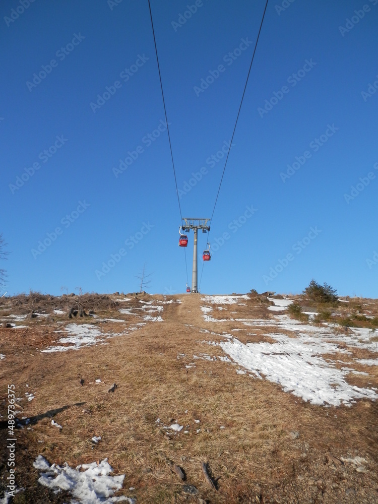 Obraz premium Die Seilbahn am Skigebiet amWurmberg
