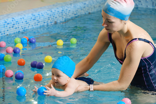 Foto Early age swimming in pool