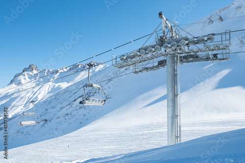 Une remontée mécanique sur un domaine skiable des alpes en France © shocky