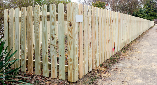 Photo New wooden picket fence showing perspective.