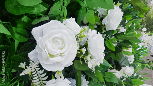 Foto Decorative flower festive wedding photo zone, close-up.