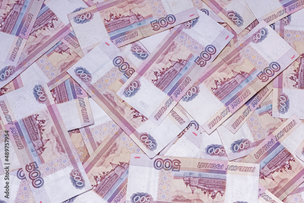 Obraz premium Banknotes of 500 five hundred rubles in a chaotic manner, top view, background