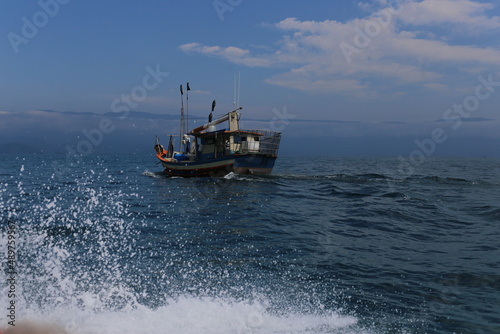 Barco de pesca em Paraty, próximo a Ponta da Juatinga. © Luciana Serra