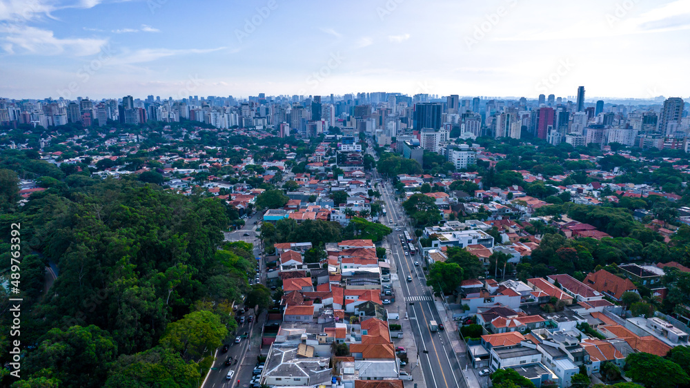 Obraz premium Aerial view of Ibirapuera Park in São Paulo, Brazil. Park with preserved green area. Residential and commercial buildings in the background