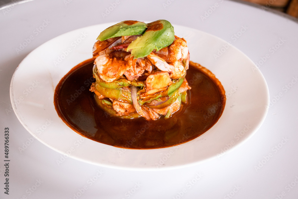 Torre de mariscos con aguacate, cebolla y ensalsada Torre de mariscos con aguacate, cebolla y ensalsada