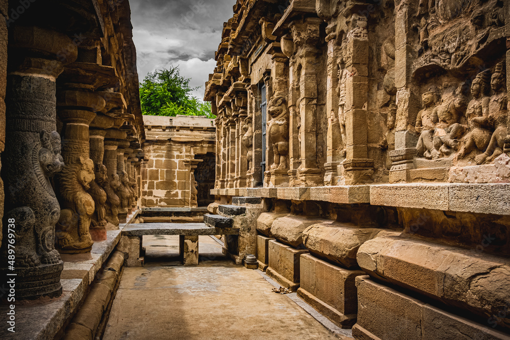 Thiru Parameswara Vinnagaram or Vaikunta Perumal Temple is a temple dedicated to Vishnu, located in Kanchipuram in the South Indian state of Tamil Nadu - One of the best archeological sites in India